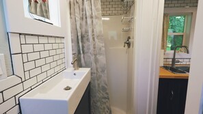 Dusj, hårføner, håndklær og såpe