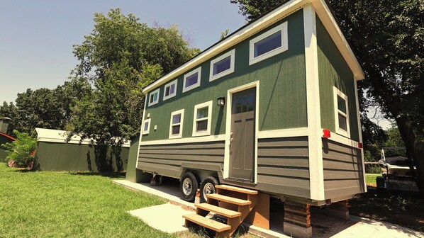 Exterior - Cozy Tiny House within walking distance to Lake Texoma (Pottsboro)