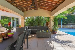 Outdoor dining - Au soleil d'azur with Private Pool, Wi-Fi and Air Conditioning (Fréjus)