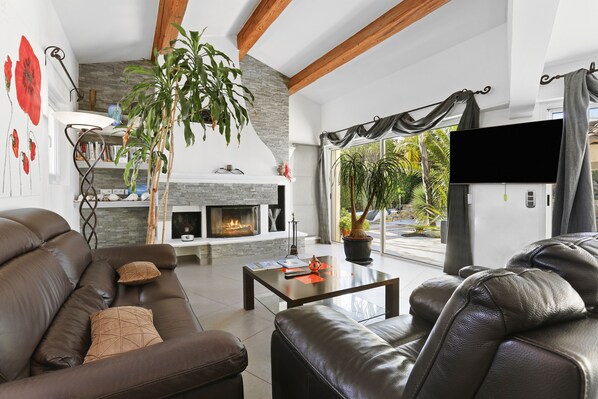 TV, fireplace - Au soleil d'azur with Private Pool, Wi-Fi and Air Conditioning (Fréjus)