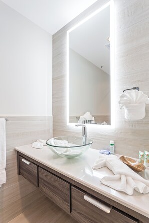 Shower, hair dryer, towels, soap - New Poolside Loft in Caribeville (San Pedro)