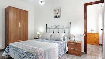 2 slaapkamers, een strijkplank/strijkijzer, beddengoed