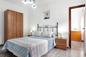 2 dormitorios, tabla de planchar con plancha, ropa de cama