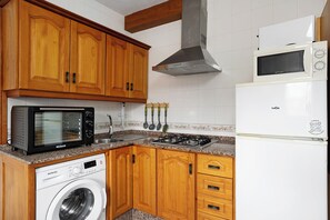 Frigorifero, microonde, forno, piano cottura