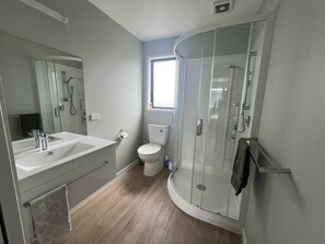 Shower, hair dryer, towels, soap - Bubbles Bach-dog friendly, close to beach & shops! (Waihi Beach)