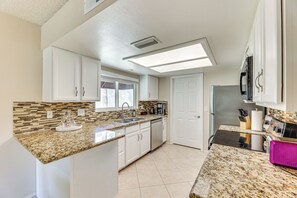 Refrigerador, microondas, placa de cocina, lavavajillas