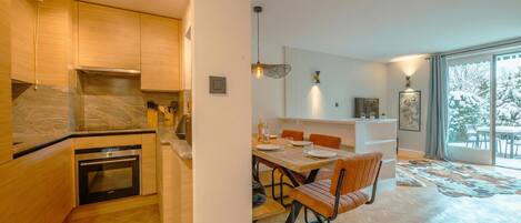 KĂŒhlschrank, Mikrowelle, Ofen, Herdplatte