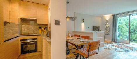 Kühlschrank, Mikrowelle, Ofen, Herdplatte