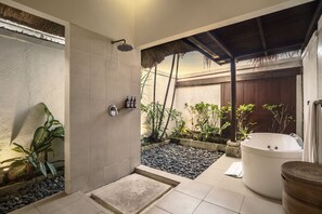Villa Deluxe, 4 chambres, piscine privée, vue sur le jardin | Salle de bain | Douche cascade, séchoir à cheveux, serviettes fournies, savon