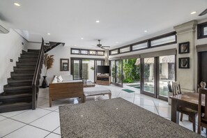 Villa Deluxe - 4 sovrum - privat pool - utsikt mot trädgården | Vardagsrum | 32-tums tv med kabelkanaler