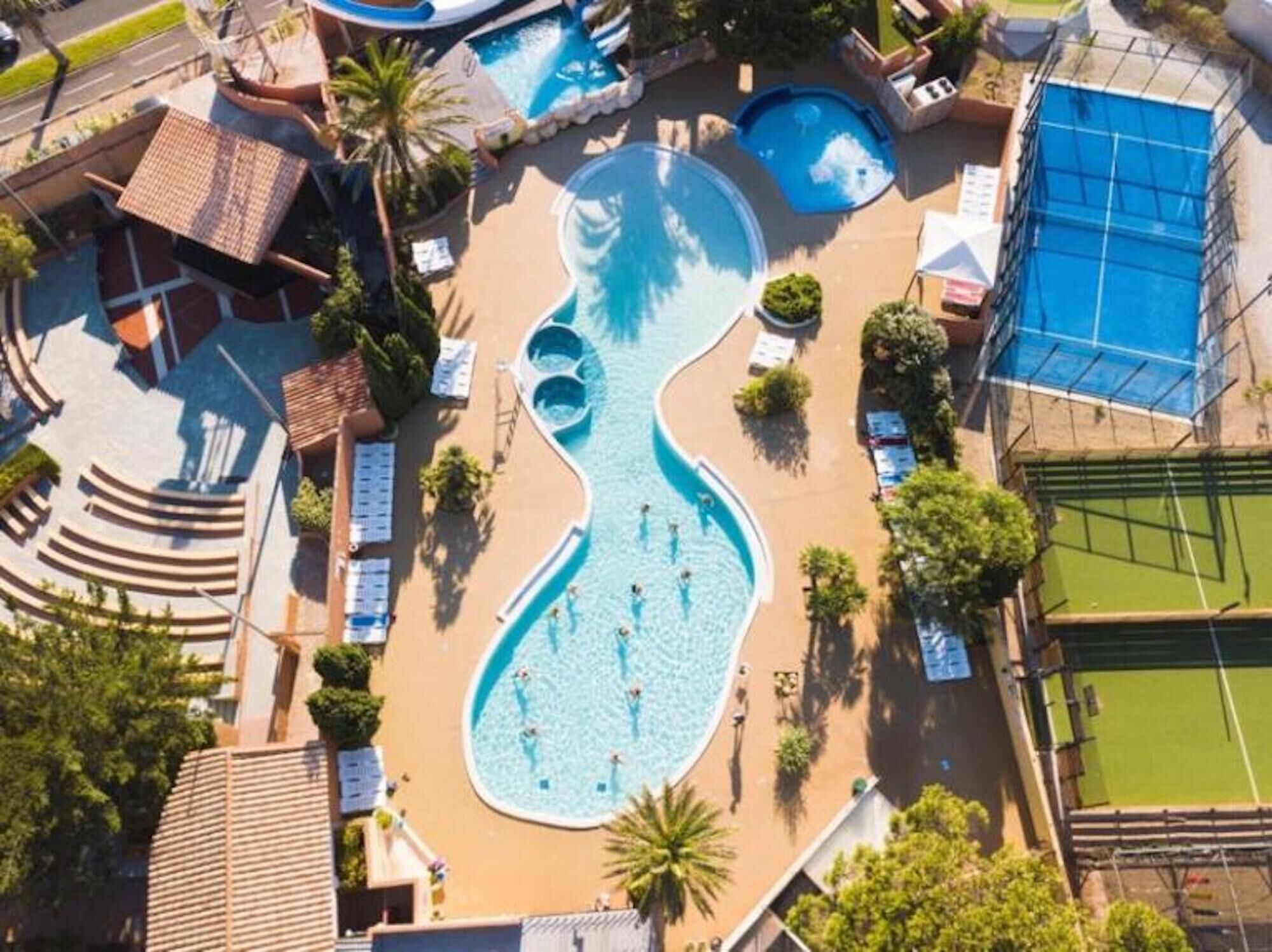 Alberca techada y alberca climatizada