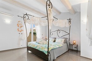 6 bedrooms, iron/ironing board, free WiFi, bed sheets - Villa 'Complète Au Soleil D'Azur' with Sea View, Wi-Fi and Air Conditioning (Fréjus)