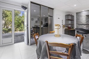 Dining - Apartment 'Au Soleil D'Azur' with Private Terrace, Wi-Fi and Air Conditioning (Fréjus)