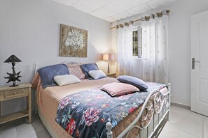 1 bedroom, iron/ironing board, free WiFi, bed sheets - Apartment 'Au Soleil D'Azur' with Private Terrace, Wi-Fi and Air Conditioning (Fréjus)