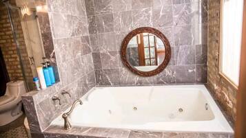 吹风机、毛巾、肥皂、洗发水