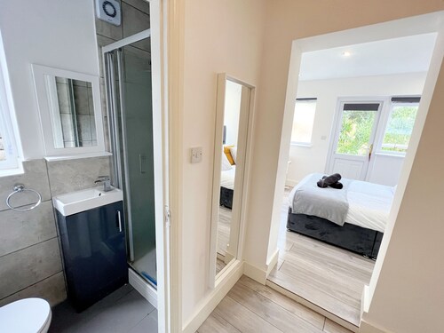 Minet Gardens Central-Suite 3