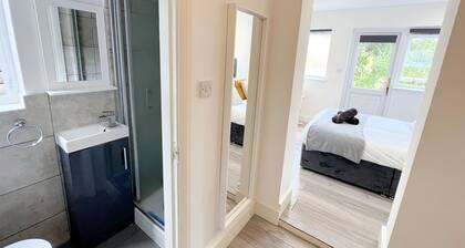 Minet Gardens Central-Suite 3