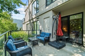 Terrace/patio - Retreat on Mara Lake. 3 bedroom, 2 bathroom condo with BOAT SLIP and Pool  (Sicamous)