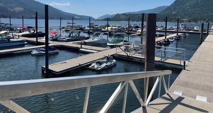 Retreat on Mara Lake. 3 bedroom, 2 bathroom condo with BOAT SLIP and Pool