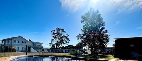 Una piscina al aire libre de temporada