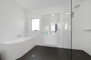 Habitación familiar, varias camas, no fumadores, No se admiten mascotas | Baño | Artículos de higiene personal gratuitos, toallas, jabón y champú