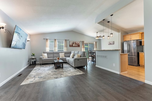 Perfect Getaway 3BR/3BA Entire Home with Free Parking