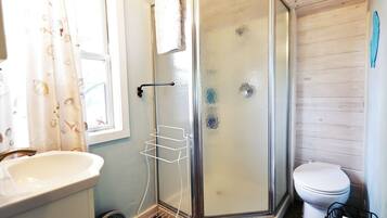 Serviettes fournies, papier toilette