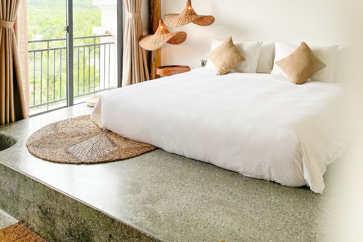 Deluxe Double Room, 1 King Bed, Mountain View, Beachside | Balcony