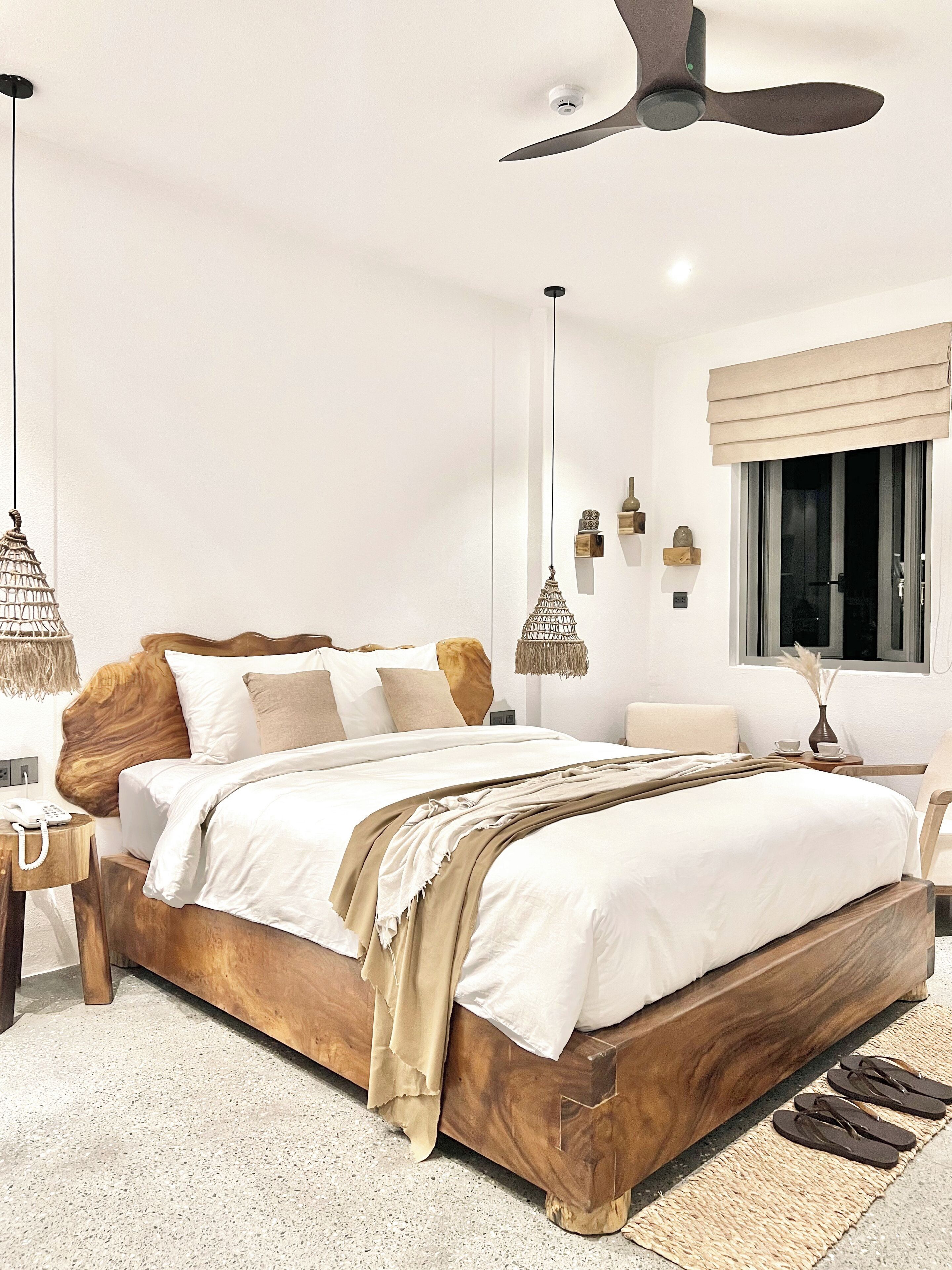 Habitación doble superior, 1 cama de matrimonio, vistas a la montaña, junto a la playa | Ropa de cama de alta calidad y edredones de plumas