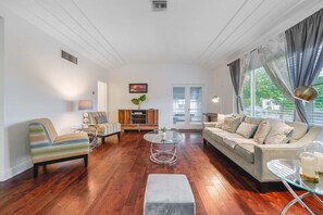 TV, fireplace - Discover Serenity in this Tranquil Miami Home (Miami)