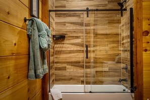 Dusche, umweltfreundliche Kosmetikartikel, Haartrockner, Handtücher