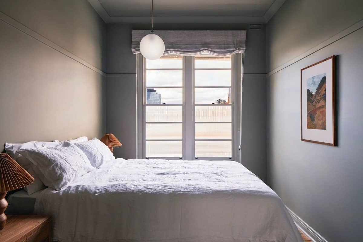 Un dormitorio con una cama grande, una ventana con vistas y un cuadro en la pared.