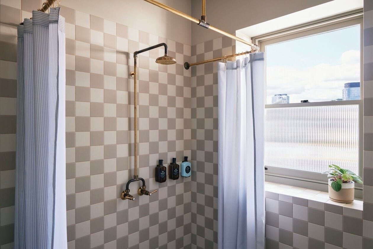 Suite | Bathroom | Shower, towels