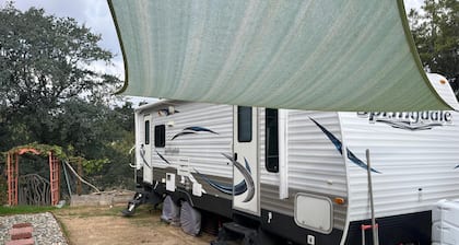 Comfortable Guest RV w/EV charger. Semi Rural Area