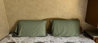 Comfortable Guest RV w/EV charger. Semi Rural Area