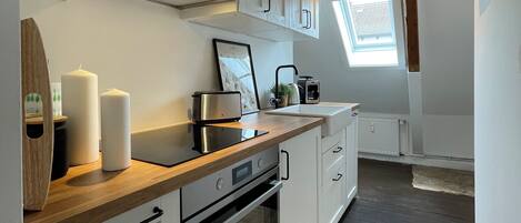 Een koelkast, een magnetron, een oven, een kookplaat