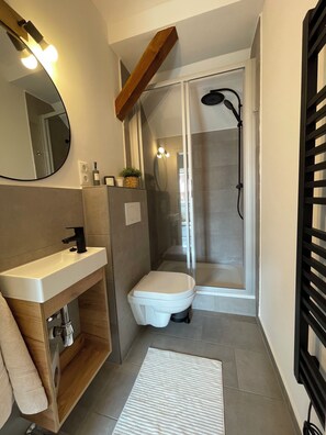 Shower, hair dryer, towels, soap - "Tannennadel" apartment with half-timbering & real wood floorboards in country house style (Goslar)