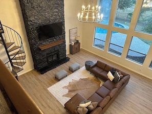 Smart TV, chimenea y futbolito