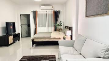 4 bedrooms, desk, iron/ironing board, free WiFi