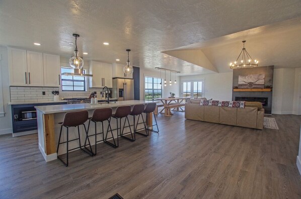 Interior - Rustic retreat for the whole family! HOT TUB, game room. SLEEPS 16+ Valley VIEWS (Ellensburg)