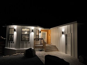 Exterior - Rustic retreat for the whole family! HOT TUB, game room. SLEEPS 16+ Valley VIEWS (Ellensburg)