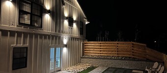 Rustic retreat for the whole family! HOT TUB, game room. SLEEPS 16+ Valley VIEWS