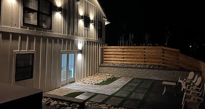 Rustic retreat for the whole family! HOT TUB, game room. SLEEPS 16+ Valley VIEWS