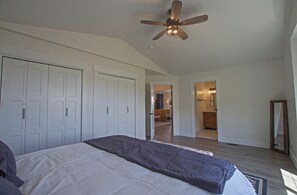 5 habitaciones, tabla de planchar con plancha, cuna de viaje y wifi 