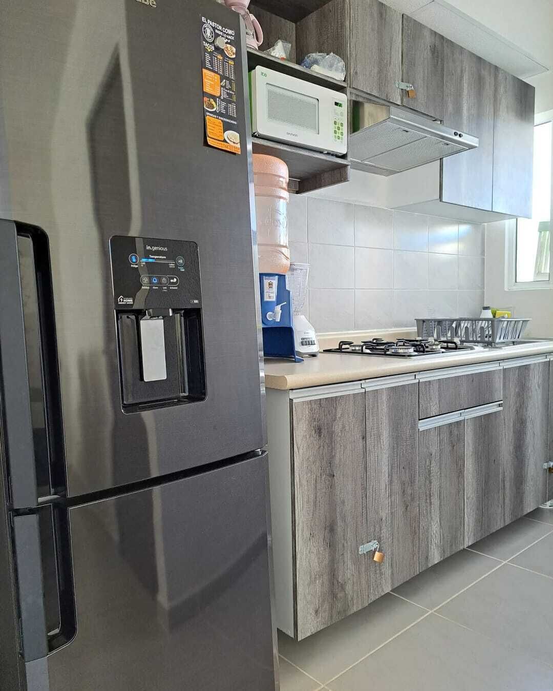 Réfrigérateur, micro-ondes, plaque de cuisson, cafetière/bouilloire