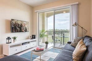 TV, offices - Beautiful Modern Condo in Prime Location (Orlando)