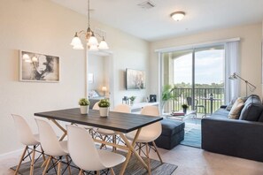 TV, offices - Beautiful Modern Condo in Prime Location (Orlando)