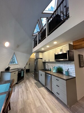 Frigorifero, microonde, forno, piano cottura