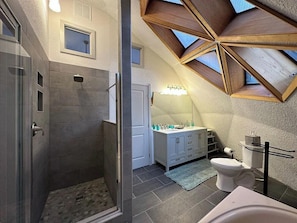 Jetted tub, hair dryer, bidet, towels