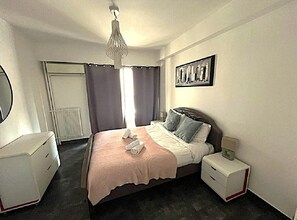3 bedrooms, iron/ironing board, internet, bed sheets
